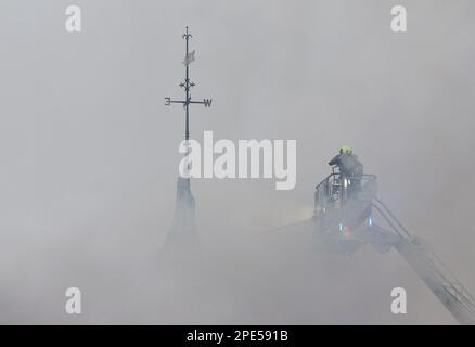 Loughborough, Leicestershire, Royaume-Uni. 15th mars 2023. Les pompiers s'attaquent à un incendie à la Banque HSBC et à l'hôtel de ville. Credit Darren Staples/Alay Live News. Banque D'Images