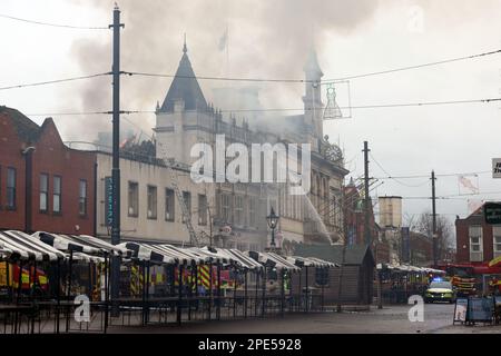 Loughborough, Leicestershire, Royaume-Uni. 15th mars 2023. Les pompiers s'attaquent à un incendie à la Banque HSBC et à l'hôtel de ville. Credit Darren Staples/Alay Live News. Banque D'Images