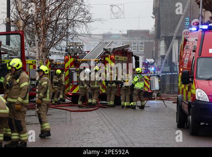 Loughborough, Leicestershire, Royaume-Uni. 15th mars 2023. Les pompiers s'attaquent à un incendie à la Banque HSBC et à l'hôtel de ville. Credit Darren Staples/Alay Live News. Banque D'Images