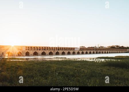 Ispahan, Iran - Mai 2022: SioSe Pol ou Pont de 33 arches, l'un des plus anciens ponts d'Espahan et le plus long pont sur la rivière Zayandeh Banque D'Images