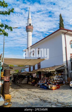 Un cliché vertical de la mosquée de Sirène Cami et du marché de bazar. Banque D'Images