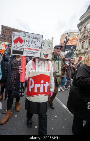 Londres/Royaume-Uni 15 MARS 2023. Des milliers de travailleurs ont pris la rue pour protester contre un salaire et des conditions équitables. Ils ont été rejoints par des enseignants en grève, des médecins subalternes, des fonctionnaires, du personnel universitaire, des travailleurs d'Amazon et de Londres Underground. Aubrey Fagon/Alamy Live News Banque D'Images