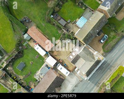 Vue de haut en bas d'un mélange de maisons et de bungalows anciens et modernes vus à la limite d'un village d'Anglian est. Banque D'Images