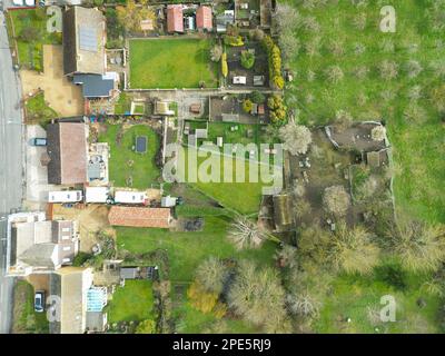 Vue de haut en bas d'un mélange de maisons et de bungalows anciens et modernes vus à la limite d'un village d'Anglian est. Notez le verger à l'extrême droite. Banque D'Images