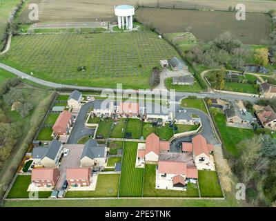 Vue de drone d'un développement de maisons de friches industrielles sur le bord d'un village d'Anglian est. Banque D'Images