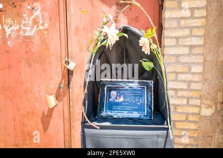 Yazd, Iran - 10th juin, 2022 : stand commémoratif de l'homme iranien avec portrait photo homme dans la rue. La mort dans la culture persane concept et perse cultu Banque D'Images
