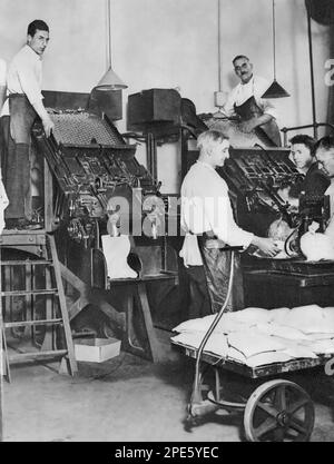 The Telling Room of the Royal Mint, Tower Hill, Londres, c1933. Les hommes comptent des pièces à l'aide d'une machine automatique à la monnaie royale. Banque D'Images