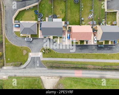 Drone vue de haut en bas d'un nouveau développement de logements précédemment sur un site de champ brun au coeur de la campagne anglaise. Banque D'Images