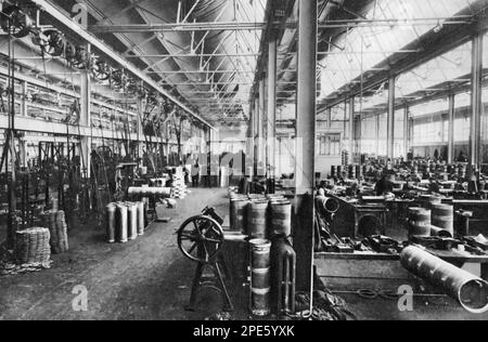 The Metal case Shop of the Royal Arsenal, Woolwich, Londres, c1933. L'atelier de fabrication des cartouches d'encre. Banque D'Images