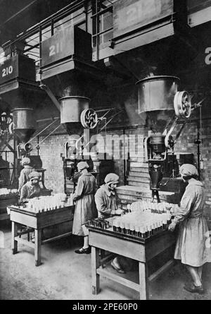 Travailleurs remplissant des boîtes de poudre de cacao à l'usine J. Lyons & Co., c1933. La compagnie était un important fabricant de produits alimentaires, avec des usines à Cadby Hall à Hammersmith, et à partir de 1921 à Greenford, Londres. Banque D'Images