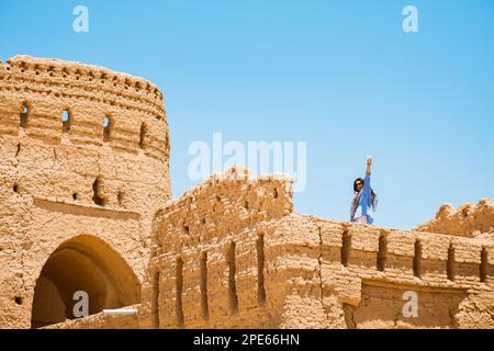 Visite à pied de la femme touristique célèbre ancien château d'argile Narin Qall'eh (Qaleh) dans le centre de Meybod près de Yazd en Iran est l'un des plus conservés boue-br Banque D'Images