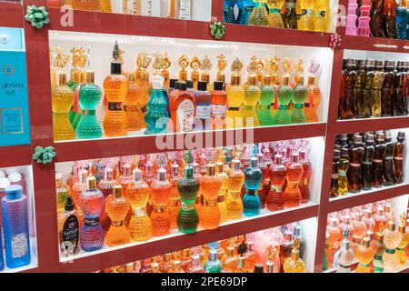 13 septembre 2022, Konya, Turkiye: Eau et huile aromatiques à vendre dans la boutique touristique de parfum Banque D'Images