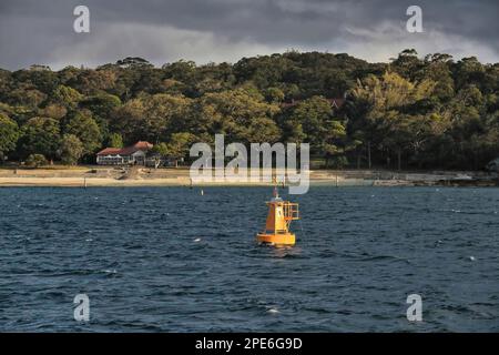 555 Bouée de marque latérale rouge au large de la plage de Shark Bay à l'extérieur du kiosque de style Nielsen Park-Federation sur le front de mer. Sydney-Australie. Banque D'Images