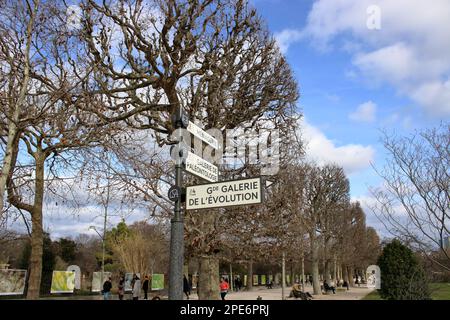 Vue abstraite de la signalisation et des touristes marchant dans le célèbre jardin des plantes situé près de la Seine à Paris France. Banque D'Images