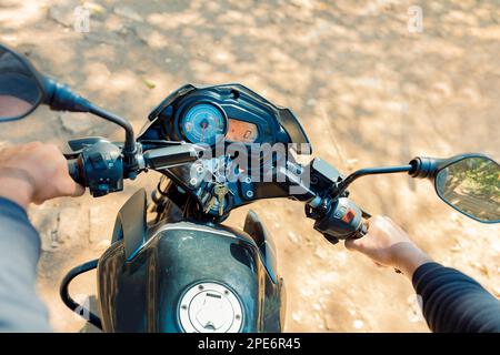 Vue des mains d'un motocycliste sur le guidon. Vue des mains sur le guidon d'une moto, des mains d'homme sur le guidon de la moto Banque D'Images
