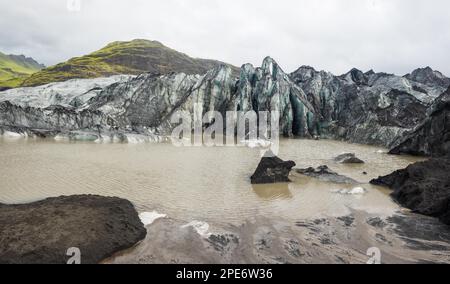 Glacier, lagune de glacier, Solheimajoekull, Solheimajoekull, langue de glacier de Myrdalsjoekull avec inclusion de cendres volcaniques, près de Ring Road Banque D'Images