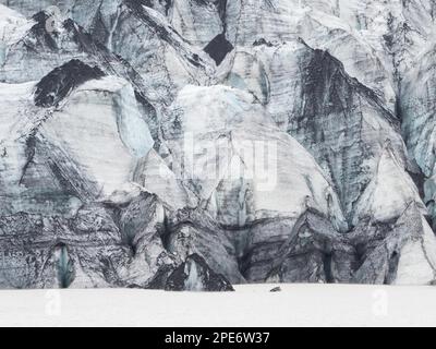 Glacier, lagune de glacier, Solheimajoekull, Solheimajoekull, langue de glacier de Myrdalsjoekull avec inclusion de cendres volcaniques, près de Ring Road Banque D'Images