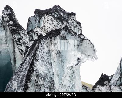 Glacier, Solheimajoekull, Solheimajoekull, langue de glacier de Myrdalsjoekull avec inclusion de cendres volcaniques, près de Ring Road, Suourland, Sud Banque D'Images