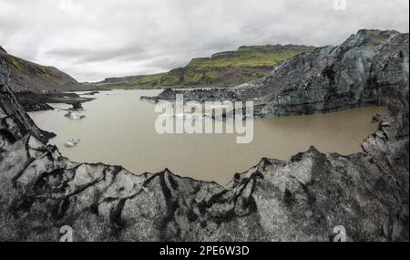 Glacier, lagune de glacier, Solheimajoekull, Solheimajoekull, langue de glacier de Myrdalsjoekull avec inclusion de cendres volcaniques, près de Ring Road Banque D'Images