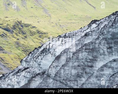 Glacier à la lagune du glacier de Solheimajoekull, Solheimajoekull, langue du glacier de Myrdalsjoekull avec inclusion de cendres volcaniques, près de Ring Road Banque D'Images