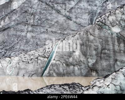 Glacier, lagon du glacier de Solheimajoekull, Solheimajoekull, langue du glacier de Myrdalsjoekull avec inclusion de cendres volcaniques, près de Ring Road, Suourland Banque D'Images