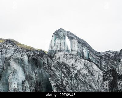 Glacier, Solheimajoekull, Solheimajoekull, langue de glacier de Myrdalsjoekull avec inclusion de cendres volcaniques, près de Ring Road, Suourland, Sud Banque D'Images