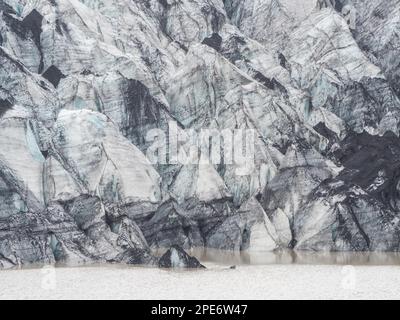 Glacier, lagune de glacier, Solheimajoekull, Solheimajoekull, langue de glacier de Myrdalsjoekull avec inclusion de cendres volcaniques, près de Ring Road Banque D'Images