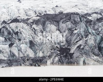 Glacier, lagune de glacier, Solheimajoekull, Solheimajoekull, langue de glacier de Myrdalsjoekull avec inclusion de cendres volcaniques, près de Ring Road Banque D'Images