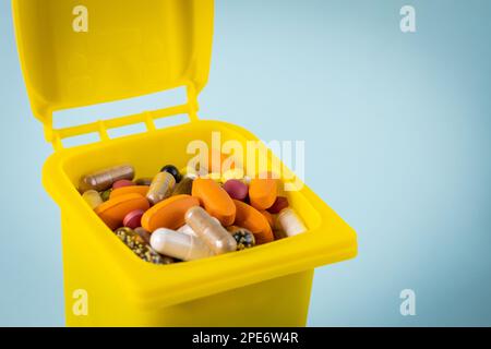 Ouvrir les ordures peut plein de pilules, concept, déchets médicaux, élimination des médicaments périmés Banque D'Images