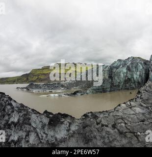 Glacier, lagune de glacier, Solheimajoekull, Solheimajoekull, langue de glacier de Myrdalsjoekull avec inclusion de cendres volcaniques, près de Ring Road Banque D'Images