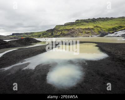 Glacier, lagune de glacier, Solheimajoekull, Solheimajoekull, langue de glacier de Myrdalsjoekull avec inclusion de cendres volcaniques, près de Ring Road Banque D'Images