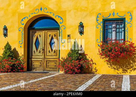 Entrée à la maison ornée de fleurs, Cortina dAmpezzo, Dolomites, Tyrol du Sud, Italie Banque D'Images