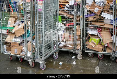 Londres, Royaume-Uni - 04 février 2019: Cage de métal sur roue avec divers déchets de papier - la plupart du temps des boîtes vides - à recycler, en attendant les collecti Banque D'Images