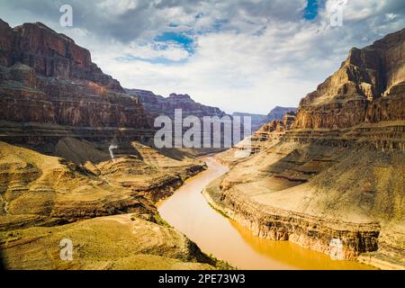 Grand Canyon avec vue sur le fleuve Colorado depuis le sommet d'un point d'observation. Banque D'Images