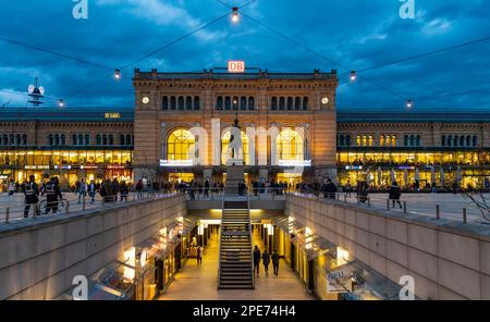 Gare principale avec le monument Ernst-August, statue équestre, Bahnhofstrasse dans la soirée, y compris la promenade Niki-de-Saint-Phalle, Hanovre Banque D'Images