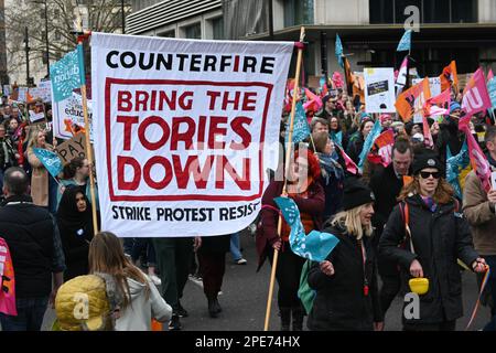 Hype Park, Londres, Royaume-Uni. 15th mars 2023. Démonstration: Sauver nos écoles grève nationale le jour du budget. Dix milliers d'enseignants, de médecins, d'infirmières, de parents et d'enfants et tout le monde marchent et demandent une augmentation de salaire minimum de 5% devrait correspondre à l'inflation. Crédit : voir Li/Picture Capital/Alamy Live News Banque D'Images