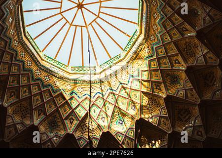 Kashan, Iran - 10th juin 2022 : magnifique intérieur de dôme dans le bâtiment islamique iranien Banque D'Images