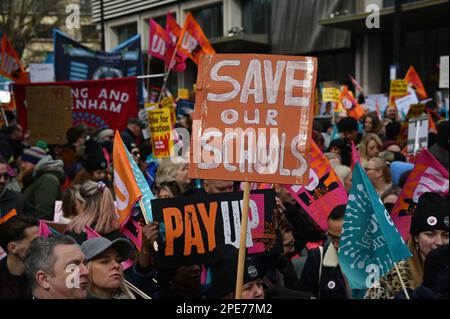 Hype Park, Londres, Royaume-Uni. 15th mars 2023. Démonstration: Sauver nos écoles grève nationale le jour du budget. Dix milliers d'enseignants, de médecins, d'infirmières, de parents et d'enfants et tout le monde marchent et demandent une augmentation de salaire minimum de 5% devrait correspondre à l'inflation. Crédit : voir Li/Picture Capital/Alamy Live News Banque D'Images