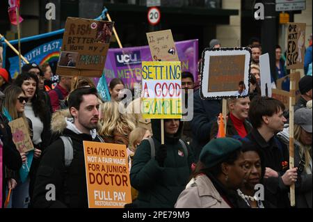 Hype Park, Londres, Royaume-Uni. 15th mars 2023. Démonstration: Sauver nos écoles grève nationale le jour du budget. Dix milliers d'enseignants, de médecins, d'infirmières, de parents et d'enfants et tout le monde marchent et demandent une augmentation de salaire minimum de 5% devrait correspondre à l'inflation. Crédit : voir Li/Picture Capital/Alamy Live News Banque D'Images