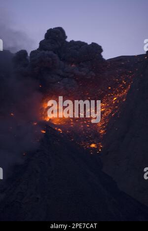 Éruption volcanique et nuage de cendres, Mont Komba, Archipel d'Alor, îles de Lesser Sunda, Indonésie Banque D'Images