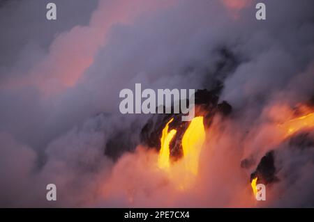 Lave qui coule dans l'océan, vent Puu Oo, volcan Kilauea, volcans N. P. Big Island, Hawaï Banque D'Images