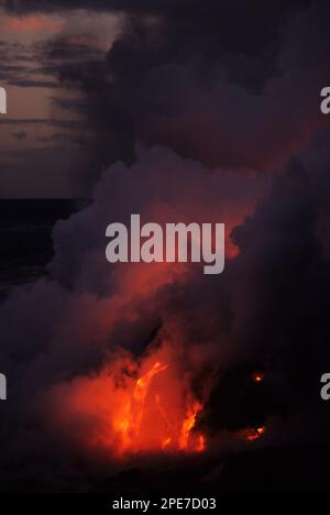 Lave qui coule dans l'océan, vent Puu Oo, volcan Kilauea, volcans N. P. Big Island, Hawaï Banque D'Images