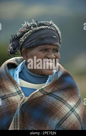 Vieille femme souriante, enveloppée dans une couverture, Majola District, Pondoland, Eastern Cape (Transkei), Afrique du Sud Banque D'Images