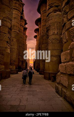 Crépuscule dans la salle Hypostyle du complexe du temple Karnak à Louxor Banque D'Images