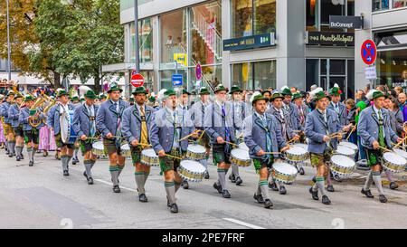 Festzug, procession de la Wiesnwirte, défilé d'un groupe de cuivres, Oktoberfest, Munich, haute-Bavière, Bavière, Allemagne Banque D'Images