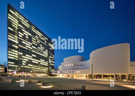 Schauspielhaus de Duesseldorf contrairement à la Dreischeibenhaus, Duesseldorf, Rhénanie-du-Nord-Westphalie, Allemagne Banque D'Images