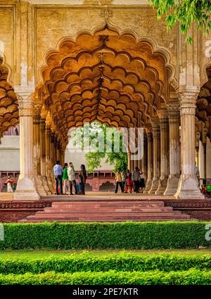 Touristes dans le Diwan-i-Am, également connu sous le nom de salle d'audience publique, dans le fort d'Agra Banque D'Images