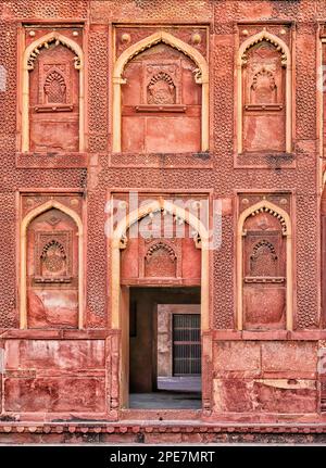 Arches de style indien et islamique autour d'une porte d'entrée au Jahangiri Mahal dans le fort d'Agra Banque D'Images