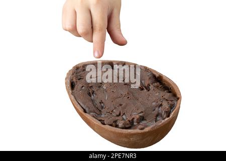 Enfant qui va obtenir un œuf de chocolat rempli de noix et de chocolat. Banque D'Images