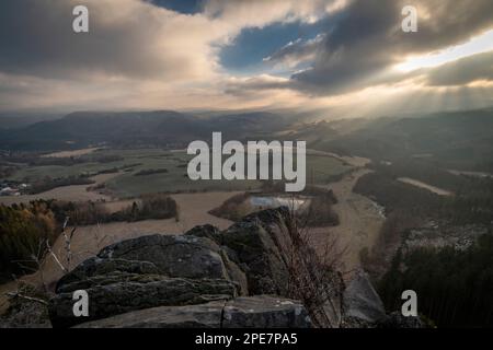Paysage près de Semnicka rock en hiver froid matin frais Banque D'Images